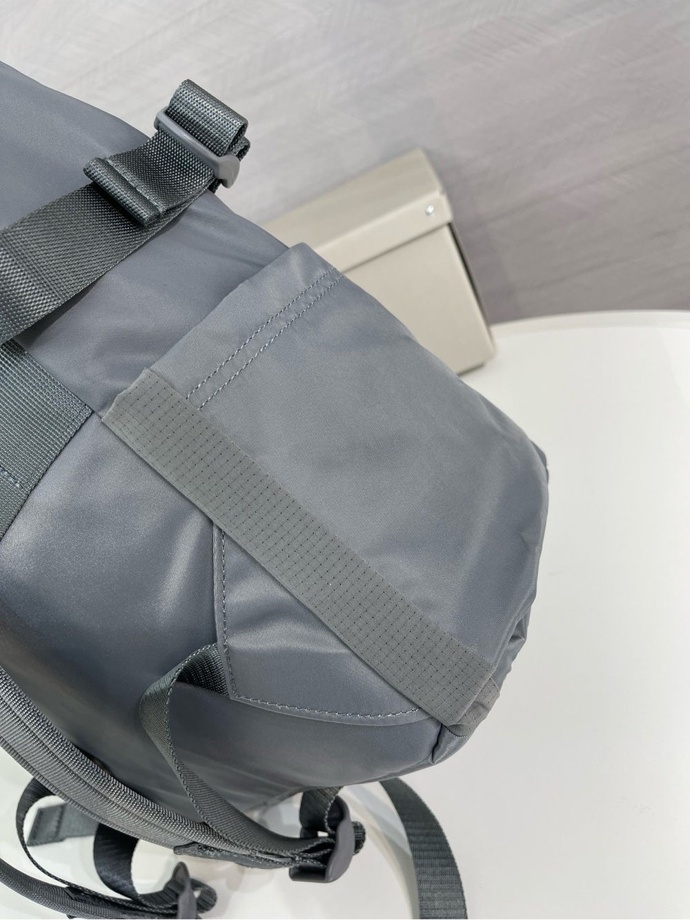 Lululemon Athletica New Crew Backpack 22L Trending Colours Asphalt Grey - Picture 4 of 9